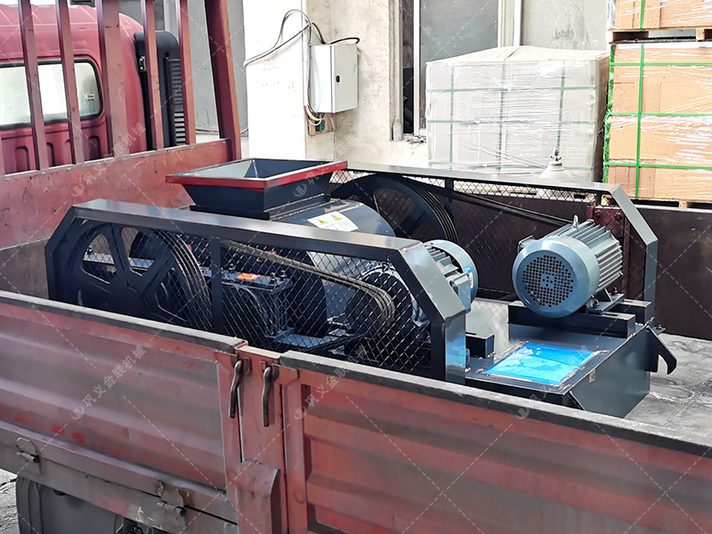 小型對輥破碎機和雙齒輥破碎機發往河南登封破碎保溫陶瓷